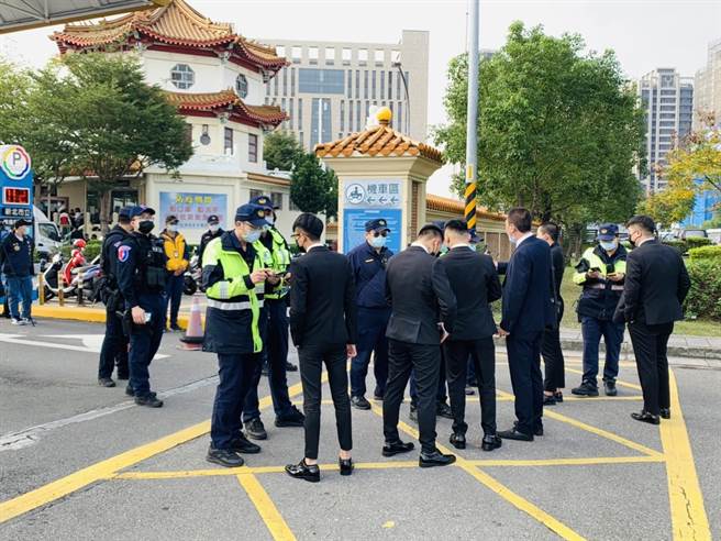 警方逐一盤查幫派分子。（警方提供）