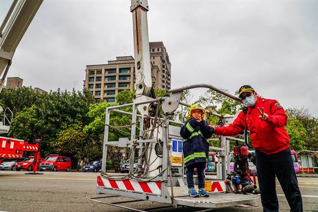 新竹县消防局8日将在县府前广场举办「防灾技能园游会」，通过所有闯关关卡可至云梯车上打卡拍照。（罗浚滨摄） 