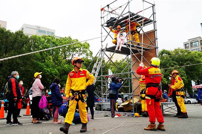 新竹县消防局8日将在县府前广场举办「防灾技能园游会」，通过斜降体验可获得喷雾补水机。（罗浚滨摄） 