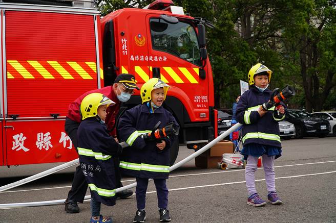 新竹县消防局8日将在县府前广场举办「防灾技能园游会」，通过射水体验有口罩收纳盒。（罗浚滨摄）