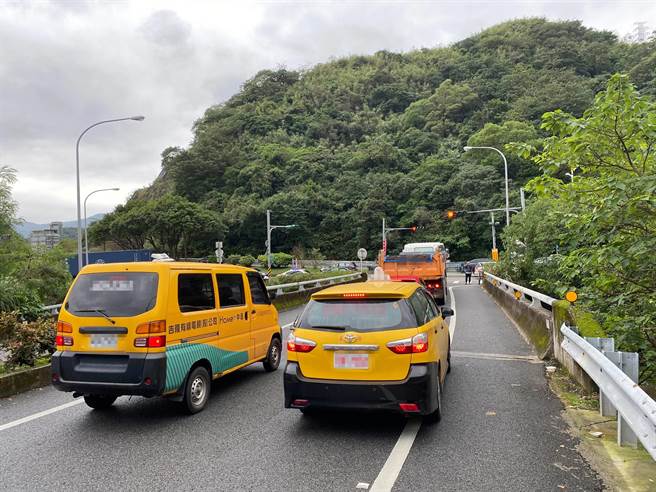 国道一号南下1公里处基隆交流道路段匝道口将画设两线道，预计1月上旬前完工。（立委蔡适应提供／陈彩玲基隆传真）