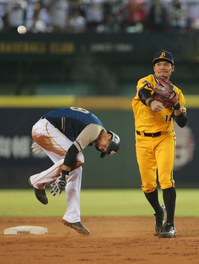 王勝偉（右）新東家確定，新球季將改披富邦悍將戰袍。（資料照，黃國峰攝）
