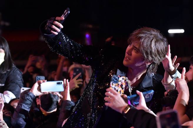 罗志祥花莲跨年晚会演出下台与粉丝自拍。（三立提供）