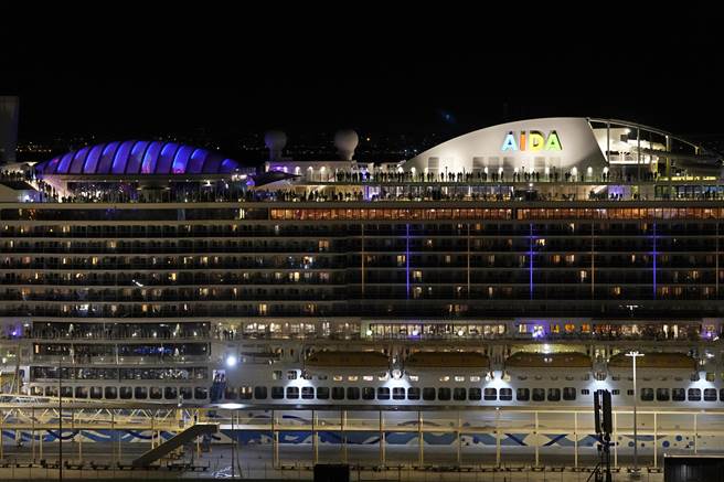 1艘德国邮轮因船员感染COVID-19被迫停靠里斯本港口。(图／美联社)