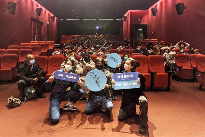 范少勋（前排左起）、范扬仲、温贞菱新年第1天出席映后座谈。（牵猴子提供）