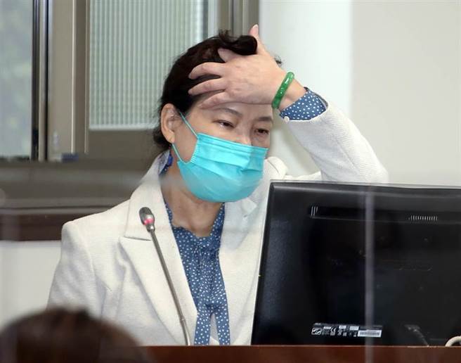 经济部长王美花说，2025年再生能源发电比例原为两成，但目前预估值仅剩15.2%，是因为经济成长太好，用电量大增，让「分母变大」才让再生能源占比变小，但「分子不变」。王美花部长好大的胆子竟敢睁眼说瞎话。（资料照／姚志平摄）