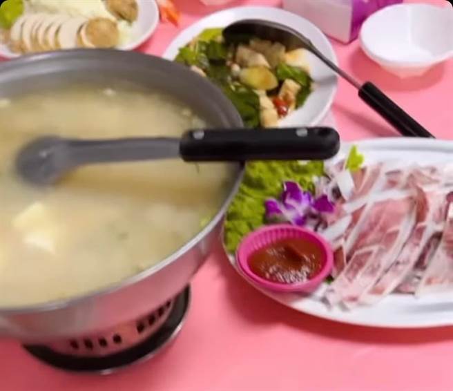 一名女网友到渔港点了1千2的沙公和3百元的红蟳吃，结果送来的都是红蟳，反应后店家回「以为是代客料理」，让她相当气愤。（图／翻摄脸书社团「爆料公社（官方粉专专属）」）