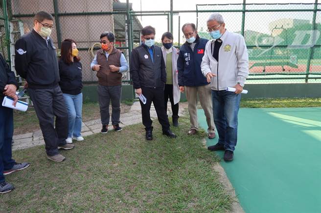 立法委員陳超明3日邀請教育部體育署、苗栗縣政府教育處、竹南鎮公所等相關單位會勘。（陳超明服務處提供／李京昇苗栗傳真）