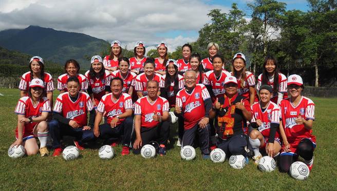 光復国小女足队号召歷届成员在1月1日回娘家，并穿起创队时的復刻球衣。（光小女足1989提供）