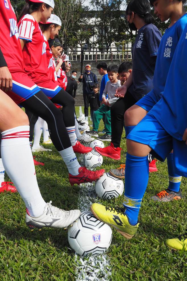 光小女足1989活动赠送足球给光復国小女足队。（光小女足1989提供）