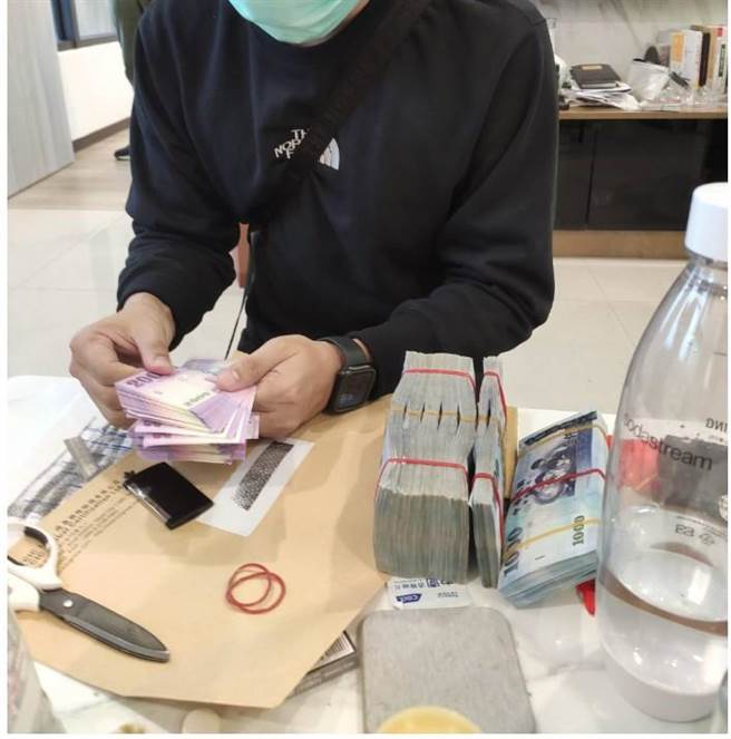 刑事局专案小组去年9月7日、12月21日持票搜索海匯国际集团的办公处所，查扣现金454万余元。（图／翻摄画面）