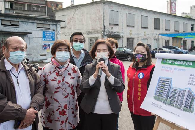 宜兰县政府将在宜兰市、罗东镇各1处公有土地，兴建社会住宅，宜兰县长林姿妙今特地前往了解罗东社会住宅基地，期盼能协助青年朋友以比较便宜价格租屋，降低经济负担。（宜兰县政府提供／罗亦晽宜兰传真）