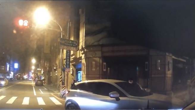 蔡男駕車違停，遭警盤查時一度衝撞員警。（讀者提供／程炳璋台南傳真）