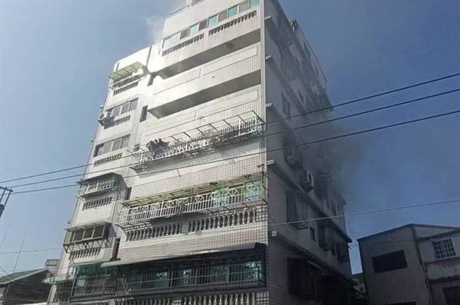 苗栗县苗栗市发生一起住宅火警，住在4楼26岁的冯姓住户严重伤烫伤。（翻摄照片／李京升苗栗传真）