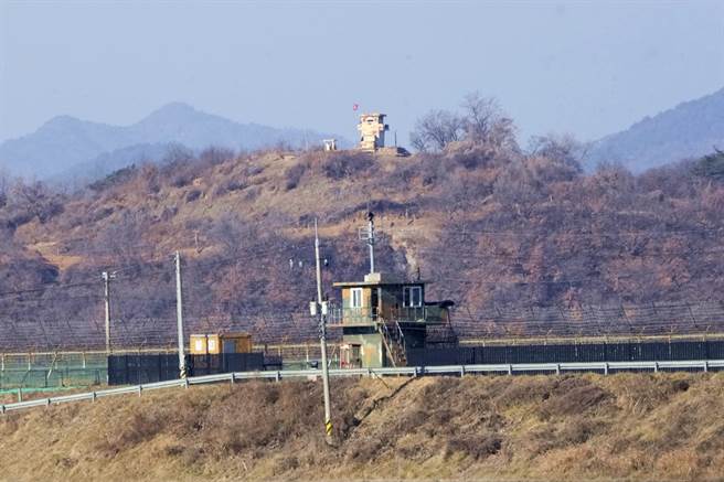 南韩传出公民跨越军事分界线（MDL）投奔北韩，目前官方推断，该名人士实际上可能是脱北者，该名男子曾是体操运动员，能够轻松跨越3公尺高的边境护栏。图为南北韩边境军事哨所。（资料照／美联社）
