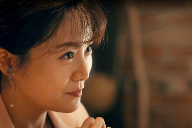 楊小黎飾演女政客，伶牙俐齒之餘不忘放電。（公視提供）