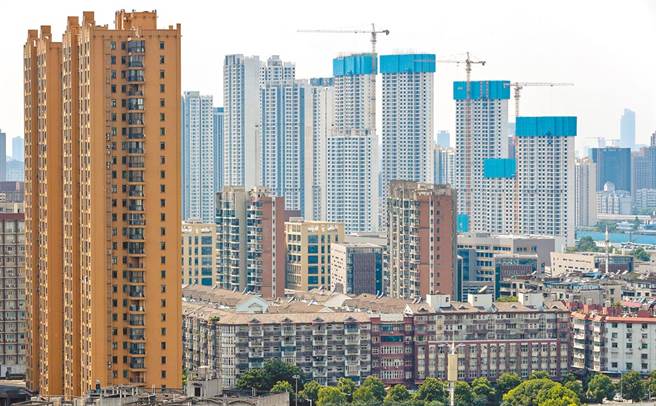 大陆接连祭出各项政策缓解地产开发商的财务压力，但地产开发商及其合作厂商面临的财务挑战未见缓解。（图／中新社）