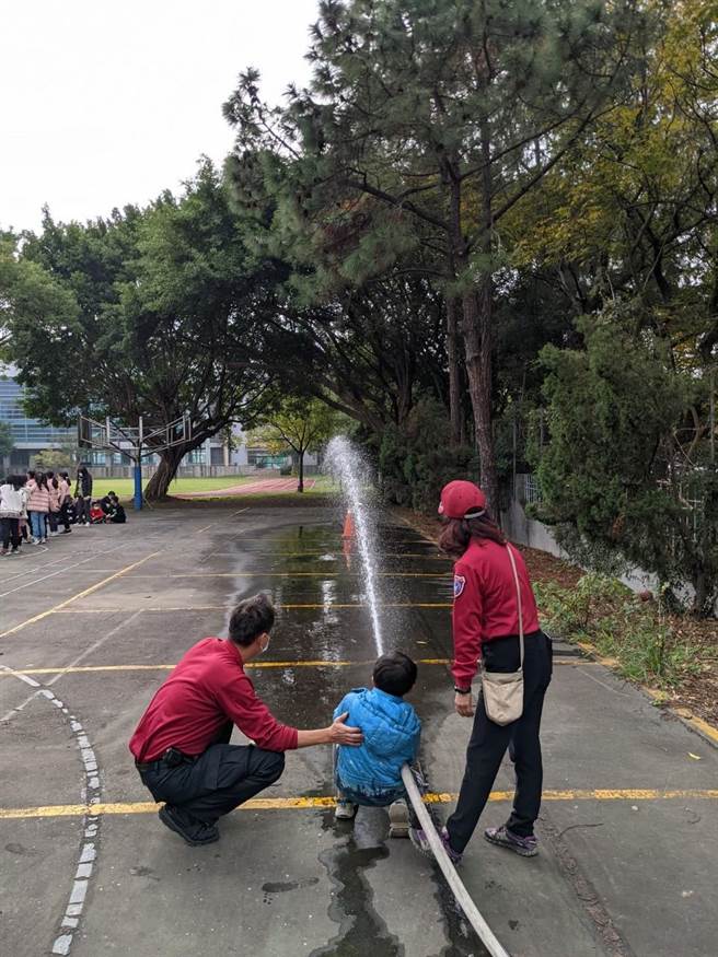 桃园市内坜消防队前进校园宣导学童开心学防灾知识。(内坜消防分队提供／吕筱蝉桃园传真)