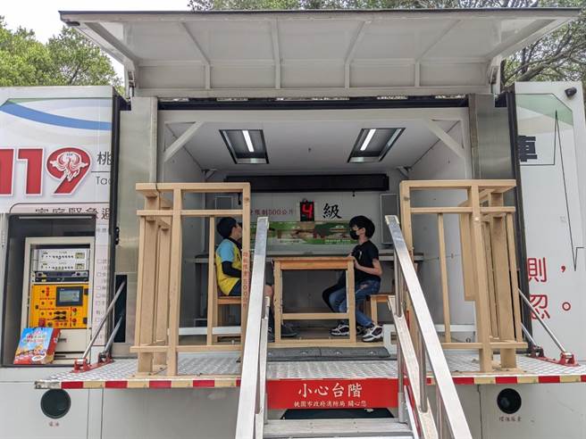 桃园市内坜消防队前进校园宣导学童开心学防灾知识。(内坜消防分队提供／吕筱蝉桃园传真)