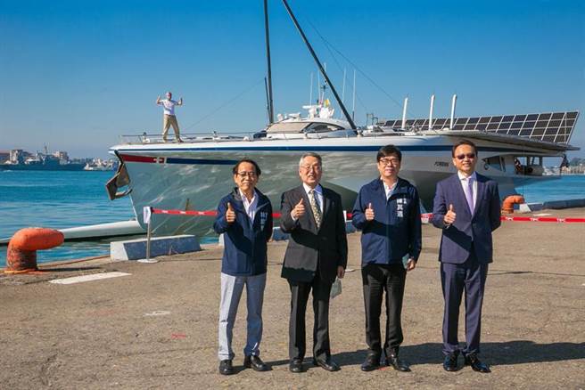 宏碁董事长暨执行长陈俊圣(右至左)、高雄市长陈其迈、宏碁创办人暨荣誉董事长施振荣、高雄市副市长林钦荣，及「蓝色经济」创始人刚特·鲍利(Dr. Gunter Pauli，后)，3日共同于高雄九号码头举行「向海学习—MS Porrima蓝色创新希望之船入港」记者会。图／宏碁提供
