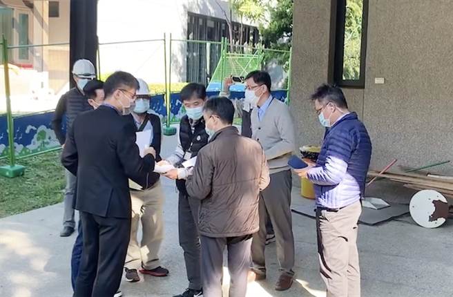 国有财产署3日上午前往现场会勘，确认侵占国土面积约134平方公尺要求拆屋还地。（民眾提供）