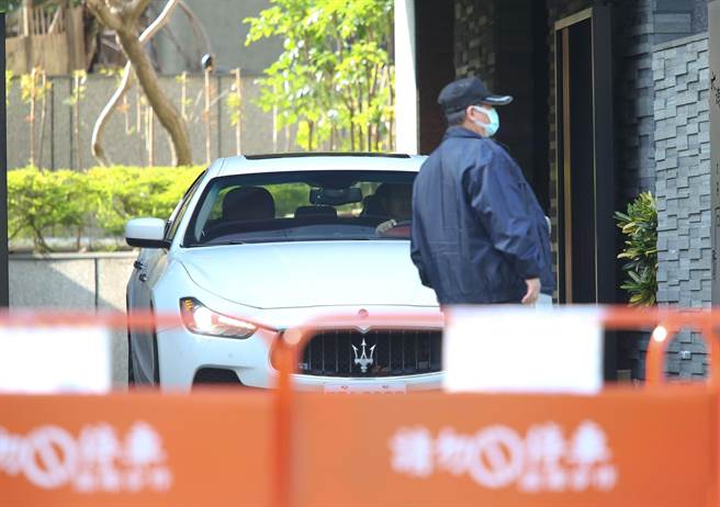王力宏金華街工作室樓下偶有住戶車輛進出。（陳俊吉攝）