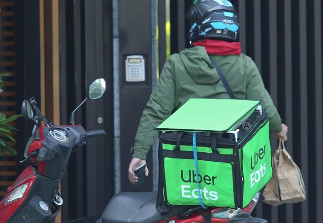 王力宏金華街工作室樓下偶有外送餐點人員抵達。（陳俊吉攝）