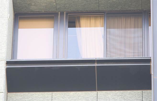 王力宏住處透出一盞燈光。（陳俊吉攝）