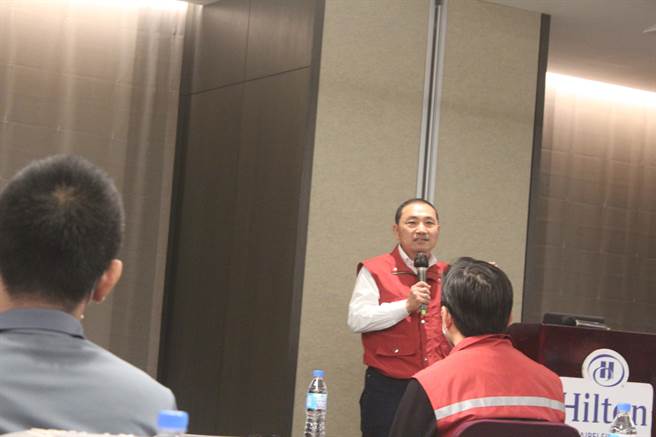 新北市长侯友宜召开新北市防疫旅馆感染管制精进会议，表示既然7加7政策无法改变，中央地方就应一条心把防疫做到位。（陈慰慈摄）