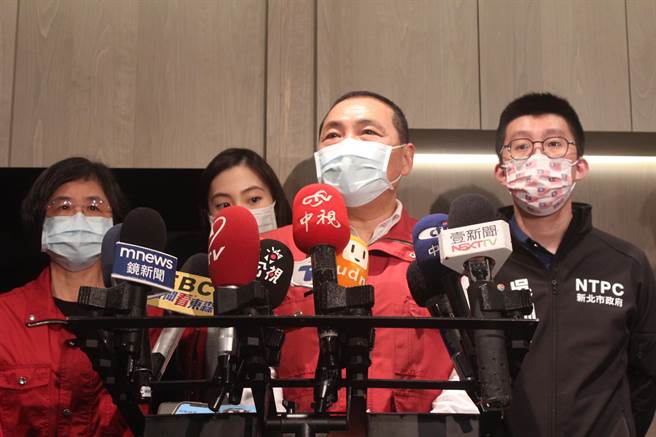 新北市长侯友宜召开新北市防疫旅馆感染管制精进会议，表示既然7加7政策无法改变，中央地方就应一条心把防疫做到位。（陈慰慈摄）