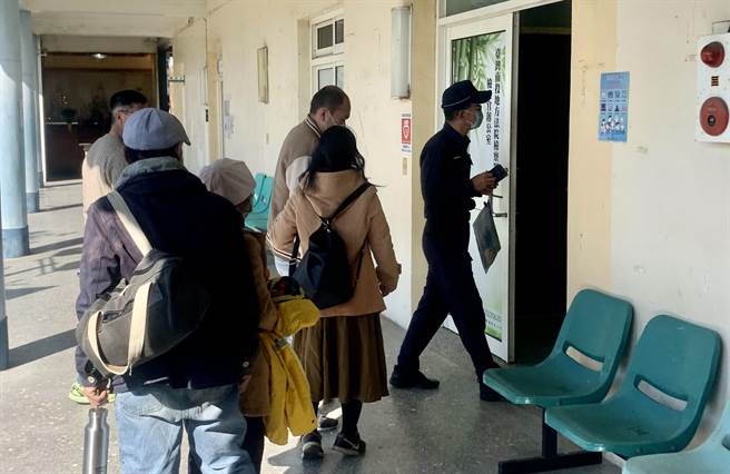 南投地檢署檢察官相驗范姓死者 ，家屬到場指認並製作筆錄。（廖志晃攝）