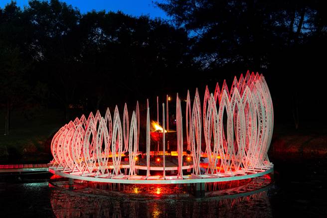 卫武营北湖畔自即日起正式点亮台湾鲁凯族艺术家安圣惠的湖上作品〈南岛之眼〉，作为南岛艺术灯区主灯。（高市文化局提供）