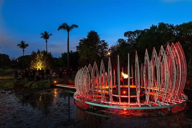 卫武营北湖畔自即日起正式点亮台湾鲁凯族艺术家安圣惠的湖上作品〈南岛之眼〉，作为南岛艺术灯区主灯。（高市文化局提供）