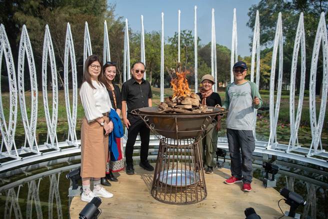 史哲副市长(左3)、高市原民会洪羽珊主委(左2)、文化局王文翠局长(左1)与艺术家安圣惠(右2）。（高市文化局提供）