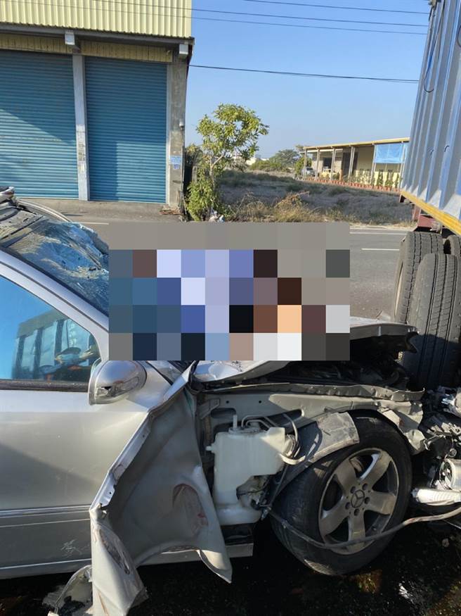 云林县二崙乡1辆宾士车撞上联结车，1人无生命迹象2人重伤。（云林县消防局提供／张朝欣云林传真）