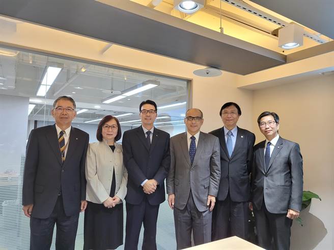 陽明經營團隊。左三為總經理杜書勤、右三為董事長鄭貞茂。（資料照）