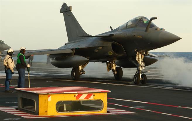 法國艦載版「飆風（Rafale）」戰機準備從「戴高樂」號（FNS Charles de Gaulle，R91）航母上起飛的資料照。（達志影像/Shutterstock）