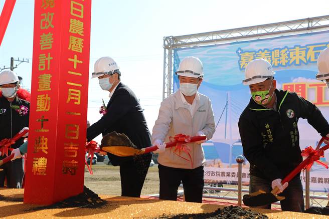 東石漁港水環境改善工程今舉行開工動土儀式，翁章梁、漁業署副署長王正芳、東石鄉長林佳瑩等各界參與。（呂妍庭攝）
