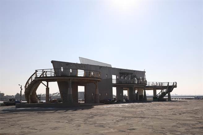 東石漁港既有景觀台因結構危險將全部打掉，新建景觀台除仍保有原「大船入港」風格，也會營造更多遮陽空間，並設置2樓景觀台。（呂妍庭攝）