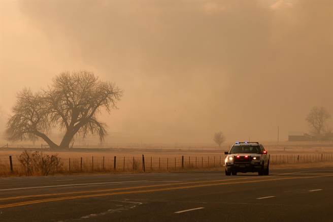 大火袭卷科州小镇 寻获失踪1人 搜索令查起火点。
(图／路透社)