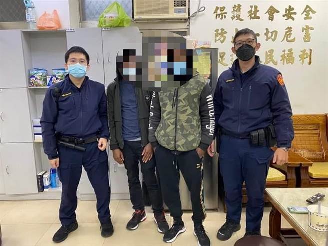 庄敬所警员廖晏霆（右一）与警员徐立升（左一）协助丁姓外籍生（左二）找到学校同学返校。（读者提供／程炳璋台南传真）