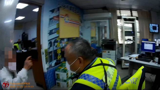 对岸兄长跨海求援，七旬翁险遭骗百万。(警方提供)