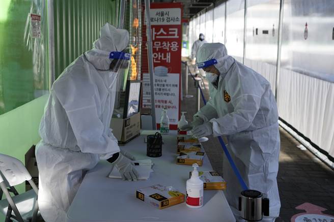 韓首爆Omicron死亡案例 死者為2名年過9旬長者。(圖／美聯社)