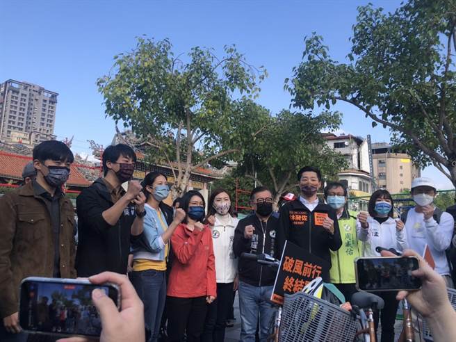 林昶佐今天啟動單車掃街。（楊亞璇攝）