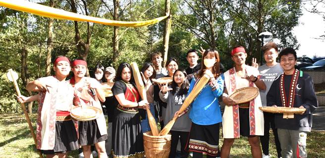 曹诗杰（右一）带领树德科大学生参加原民月活动。（林瑞益摄）