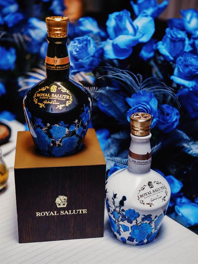 同样是去年话题焦点的皇家礼炮21年蓝玫瑰，双酒瓶同样也是奇货可居。（保乐力加提供）