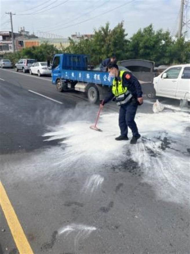 沙拉油灑滿地，東港警火速清除路面油漬。(警方提供)