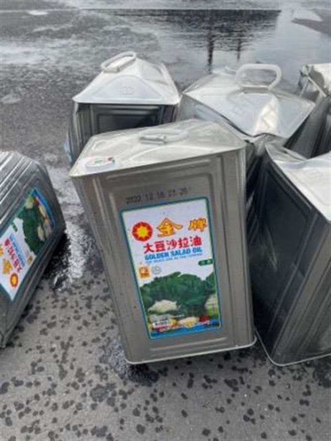 沙拉油灑滿地，東港警火速清除路面油漬。(警方提供)