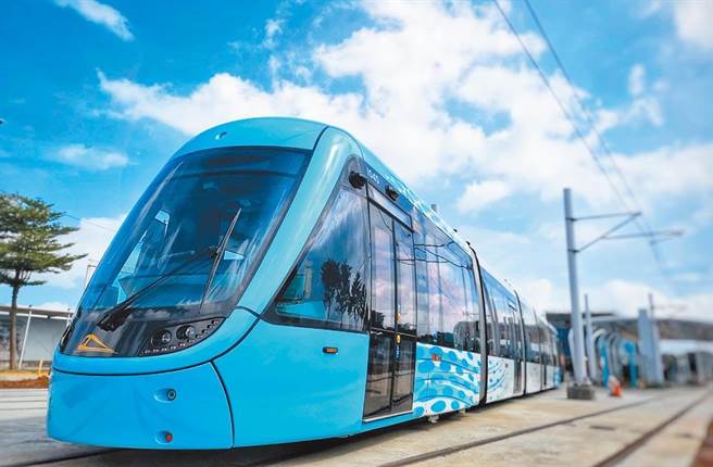 雙北晃超大 新北淡海輕軌降速巡軌中。（新北市捷運公司提供）