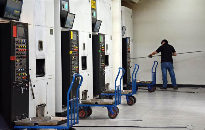 前屏东市殡仪馆人员向殡葬业者收取「插炉费」，经手遗体超过3万具，遭法院依贪污罪判刑。图中人物与新闻事件无关。（林和生摄）